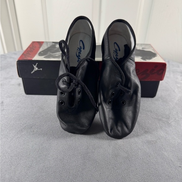 Capezio Children’s Black Split Sole Leather Lace Up Jazz Shoes Size 13.5 - Picture 1 of 3